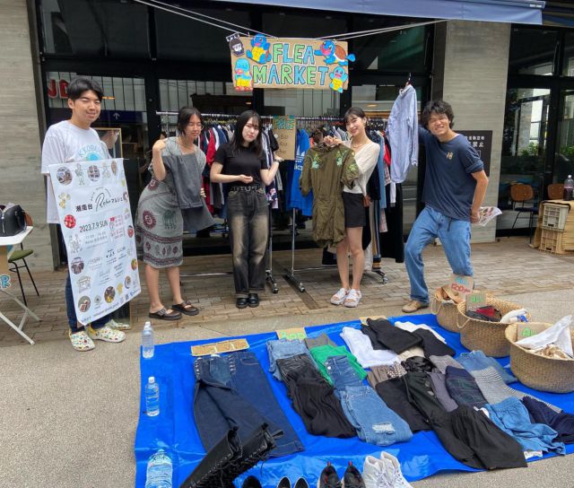 学生フリマ👕2023/07/09

先日ノドグロで行われたマルシェの一角で、学生フリマを開催しました！

「使わなくなったアイテムを捨てずに、環境のための循環をつくる」をテーマに、ノドグロに住んでいる学生から集めた洋服を販売しました🌳

投稿者：たみ

#nodegrowth  #nodegrowth湘南台 #nodegrowthステキな寮です  #フリマ #フリーマーケット #学生フリマ #ゼニガメ