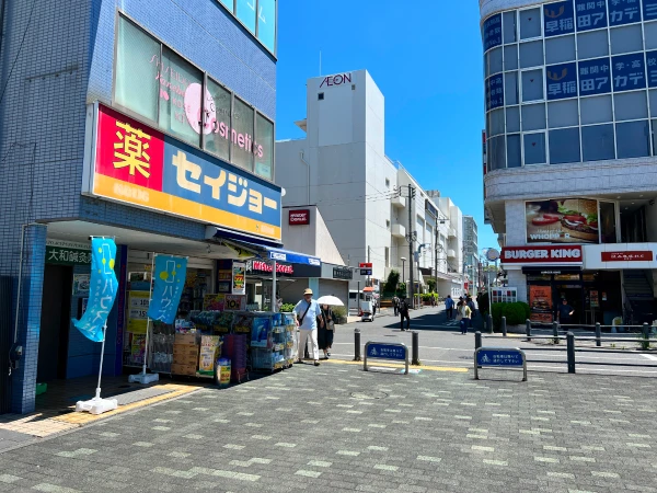 駅前の通り