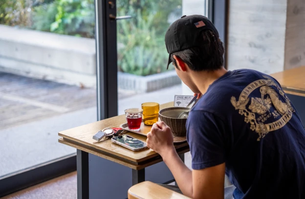 食堂で食事をとる入居者