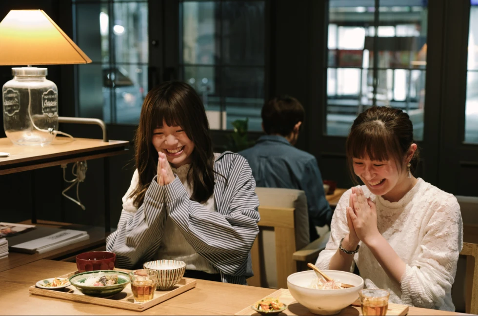 食堂で食事を楽しむ入居者