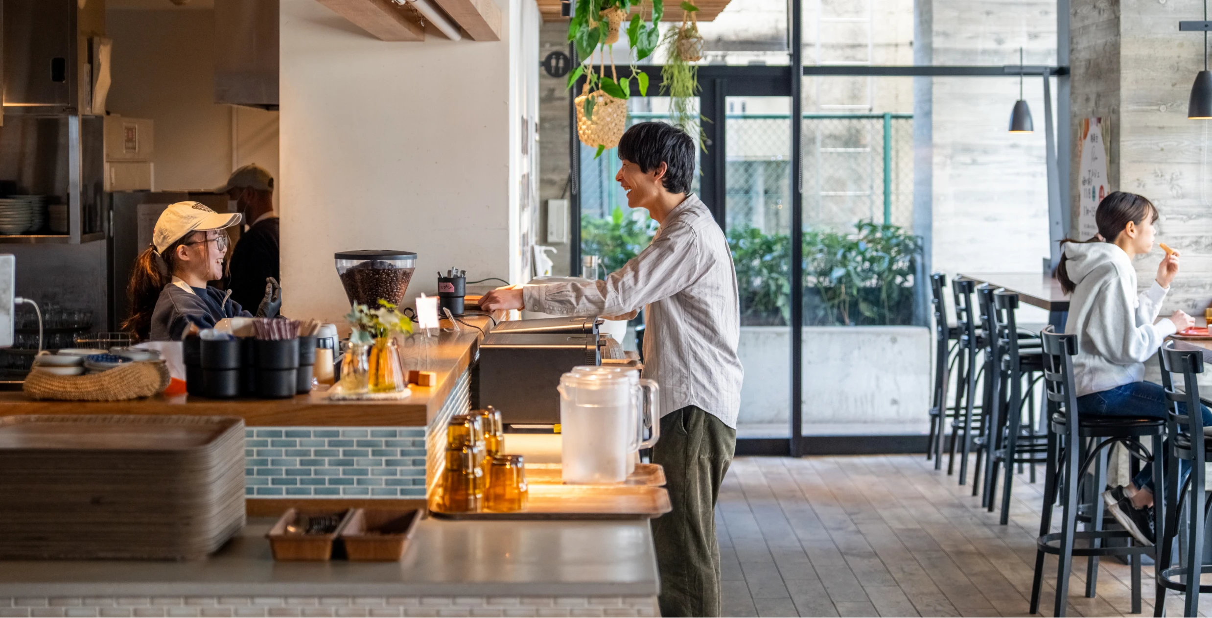 共有スペースのカフェで朝食をとる入居者たち