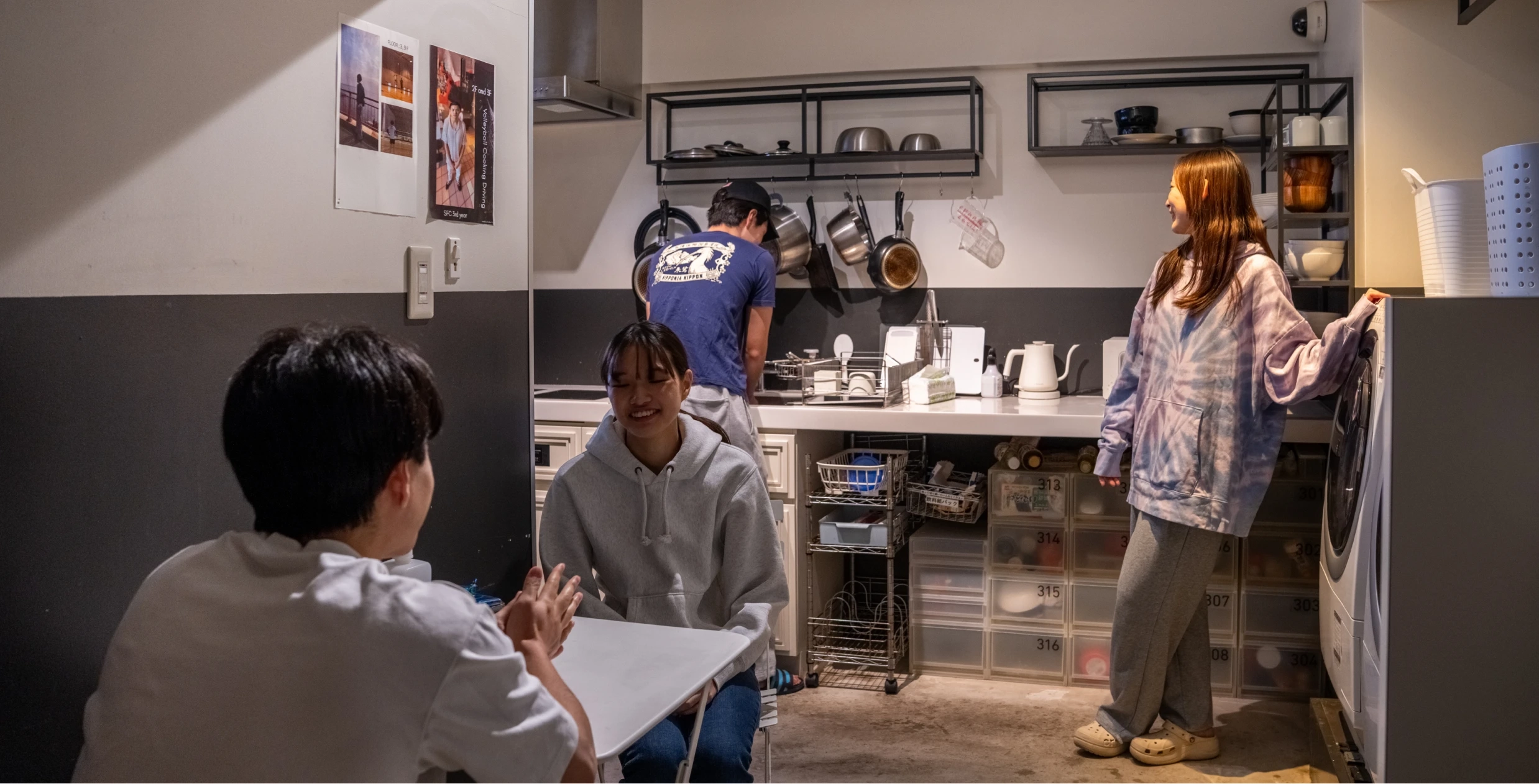 屋上テラスでくつろぐ学生たち