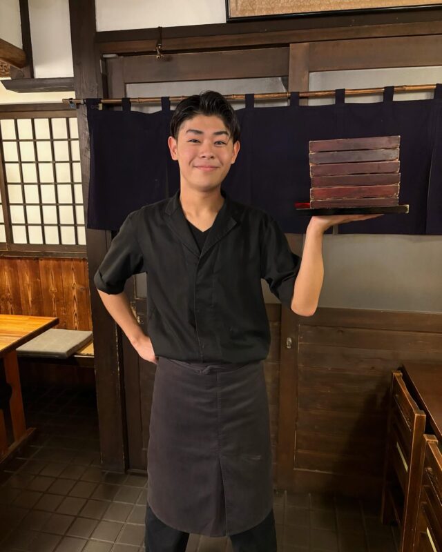 今回はNCのとしゆきを紹介します！

Q 最近の趣味を教えてください！
A 蕎麦屋めぐりです

Q 出身は？
A 東京の江戸川区！リトルインディアンって呼ばれてる街に住んでました👳‍♀️🍛

Q どんなバイトしてる？
A 蕎麦屋でバイトしてます！💪

Q この秋の目標は？
A お気に入りの蕎麦屋を見つけること✨

Q ノドグロの好きなところは？
A あったかいところ🔥

Q 最後に一言！
A  NC頑張ります！