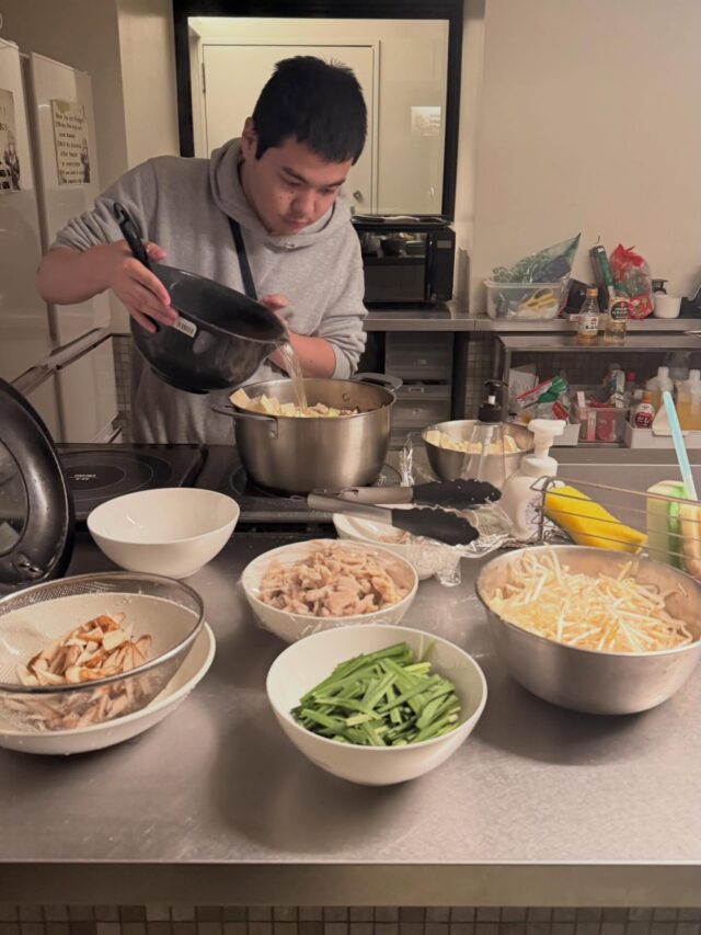 【イベント概要】
鍋パ(もつ鍋、ラーメン)
開催日:12/13
参加人数:10人
⁡
本多くんに鍋の作り方を見学させていただきました。新たな交流もあり、貴重なひと時を過ごすことができたと思います。参加してくださった皆様、ありがとうございました。
⁡
 #もつ鍋  #学生寮  #nodegrowth  #湘南台