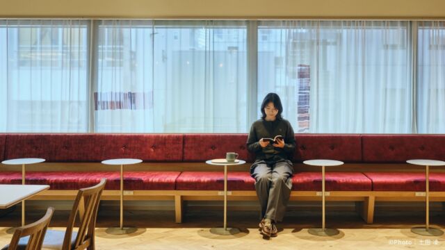 三省堂書店 神田神保町本店 喫茶 ちそう
⁡
「歩けば、世界がひろがる書店。」をテーマにリニューアルオープンした「三省堂書店 神田神保町本店」の、3階に新設された喫茶空間の企画・設計を担当しました。
⁡
店名の「ちそう」は「馳走」「知創」「地層」に由来し、本のまち・神保町に積み重ねられてきた歴史や文化を表現しています。本を手にくつろぎながら、神保町名物のカレーや本の形をしたミルクレープなど、この場所ならではの体験を楽しめる喫茶空間です。
⁡
デザインコンセプトは「新喫茶 Park」。神保町の歴史や喫茶文化と、三省堂書店の空間コンセプト「知のハイキング」を掛け合わせ、都市の公園のような安らぎの中で、自然を散策するように過ごせる空間を目指しました。
⁡
落ち着いた色彩と素材を基調に、レトロな趣を感じさせる家具やファブリック、自然素材を活かした設えを取り入れることで、まちの記憶と新しさが調和する空間を形成しています。さらに、客席レイアウトにも自然のゆらぎを取り入れ、神保町の喫茶文化と公園のような心地よさが共存する場をデザインしました。
⁡
@uds_compath
⁡
#三省堂書店
#喫茶デザイン 
#内装設計 
#uds株式会社 
#udsltd