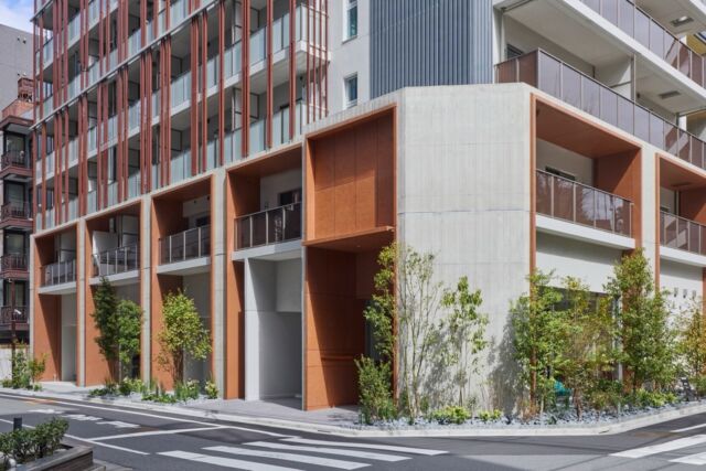 パークアクシス池袋イースト
⁡
アートと緑が息づく劇場都市・池袋のまち並みに調和する新築マンションの外観・共用部のデザイン監修を担当しました。
⁡
デザインコンセプトは「ESSENCE of IKEBUKURO」。池袋の文化やにぎわいを感じさせる基壇部デザインをはじめ、自然やアートなど、このまちならではの魅力を空間全体に取り込みました。
⁡
ファサードには木立をイメージした縦のラインを採用し、ブロンズ素材のやわらかな光沢で木漏れ日のような表情を演出。基壇部にはアートや文化が息づく上質な雰囲気を表現するとともに、外の緑を建物内へ取り込むことでまちとの一体感を創出しました。さらに、モダンなアート表現によって池袋らしい個性を感じられる外観としています。
⁡
エントランスホールは、劇場のロビーを思わせる上質さと外の緑を感じられる落ち着きを兼ね備えた空間です。床にはホワイエをイメージしたタイルを採用し、木立を思わせる縦ラインの壁材が温かみを演出。パリの住宅のような品のある雰囲気を取り入れ、住まう人や訪れる人をやさしく迎え入れる空間に仕上げました。
⁡
@uds_compath
⁡
#パークアクシス池袋イースト
#マンションデザイン 
#ファサードデザイン 
#uds株式会社 
#udsltd