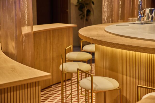 SUMADORI Meets
⁡
自分らしいお酒との付き合い方に出会える場を提供する体験型店舗の企画から設計、施工までを担当しました。
⁡
飲食の場としてだけでなく、誰もが気軽に立ち寄り、それぞれの過ごし方を楽しめる居場所づくりを目指しました。店内全体を緩やかにつなぐ構成とすることで、コンテンツや人の気配、賑わいを感じられる空間とし、多様な体験や交流が自然に生まれる環境を創出しています。
⁡
店内の中心には、ステージのような存在感を持つ半円形のバーカウンターを配置。店舗のシンボルであると同時に、可動式とすることで日常利用からイベント開催まで幅広いシーンに対応します。カウンターを中心にラウンジやビッグテーブルなど複数の居場所を設けるとともに、周囲を囲むカーテンによって空間を緩やかに仕切ることで、用途に応じた多様な使い方を可能にしました。
⁡
内装は、木や左官クロスによるシンプルでオーガニックな空間を基調としながら、さまざまな色が溶け合うカクテルを想起させるマーブリングカラーを取り入れ、ブランドの世界観を表現しました。バーカウンターを囲むカーテンには色合いの異なる生地を用い、さらに金属繊維を織り込むことで、光の当たり方や見る角度によって異なる表情を生み出し、空間に豊かな変化をもたらしています。
⁡
@uds_compath
⁡
#sumadorimeets 
#スマドリミーツ表参道 
#飲食店デザイン 
#uds株式会社 
#udsltd
